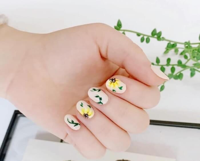 30 Attractive Sunflower Nails That Will Make Everyone Jealous - 205
