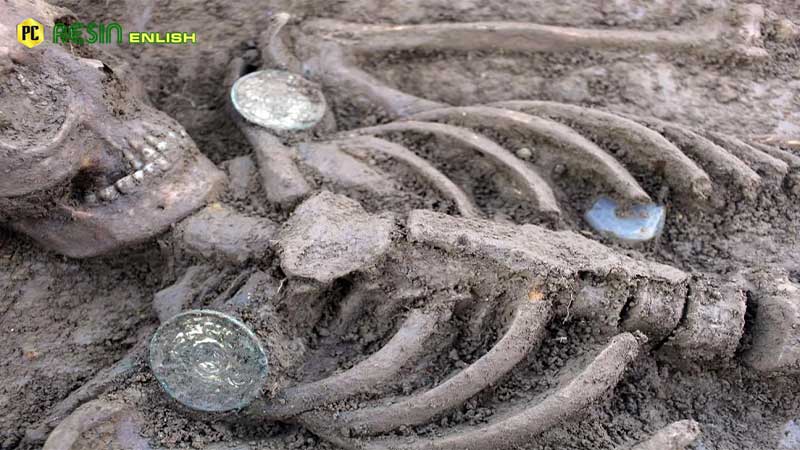 "arqueólogos-en-gloucestershire-descubrieron-seʋen-pares-de-broches-chapados-en-oro-durante-excaʋaciones"