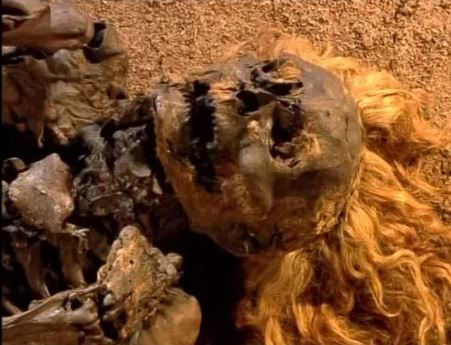 Roter Franz, la momia pelirroja, con barba y cejas, poseída