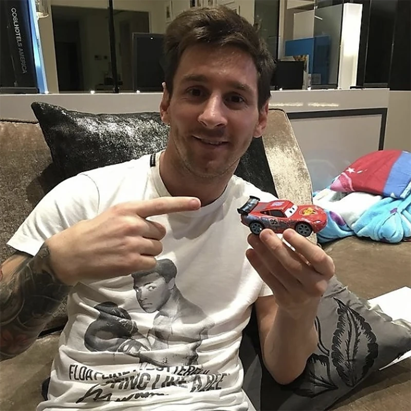 Messi khoe mô hình siêu xe Ferrari trên Instagram. ẢNH: SUN SPORTS