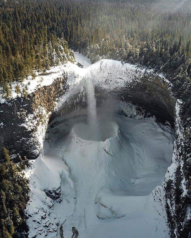 Kinh ngạc khi chứng kiến cả thác nước khổng lồ đóng băng